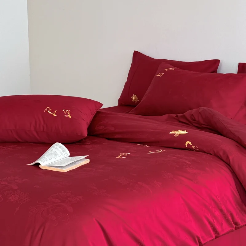 Luxuriöse Bettwäschegarnitur aus Baumwollsatin mit bestickten Koi-Motiven und feiner Jacquardstruktur