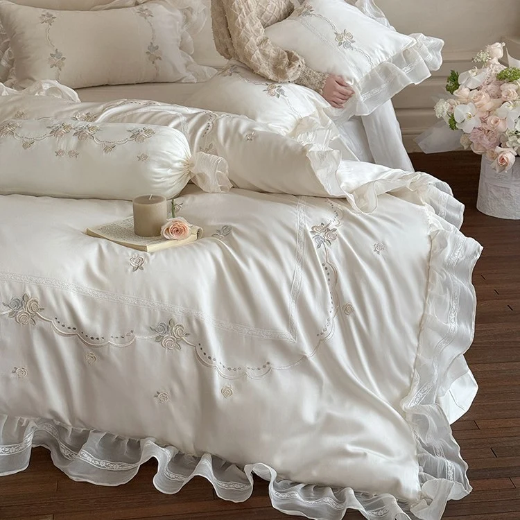 Satin-Bettwäschegarnitur mit feinem Rüschensaum, zarter Blumenstickerei und dekorativen Kissenbezügen