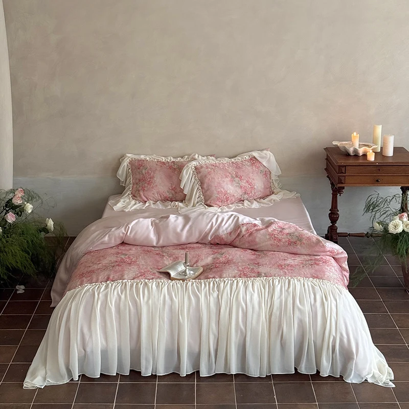 Romantische Satin-Bettwäschegarnitur mit floralem Aquarellprint und üppigem Chiffon-Volant