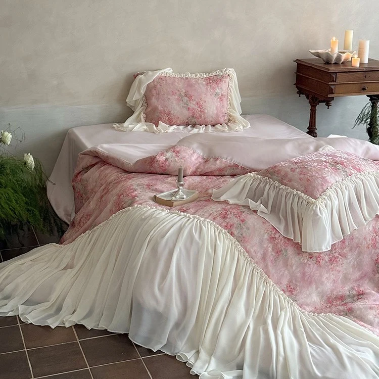 Romantische Satin-Bettwäschegarnitur mit floralem Aquarellprint und üppigem Chiffon-Volant