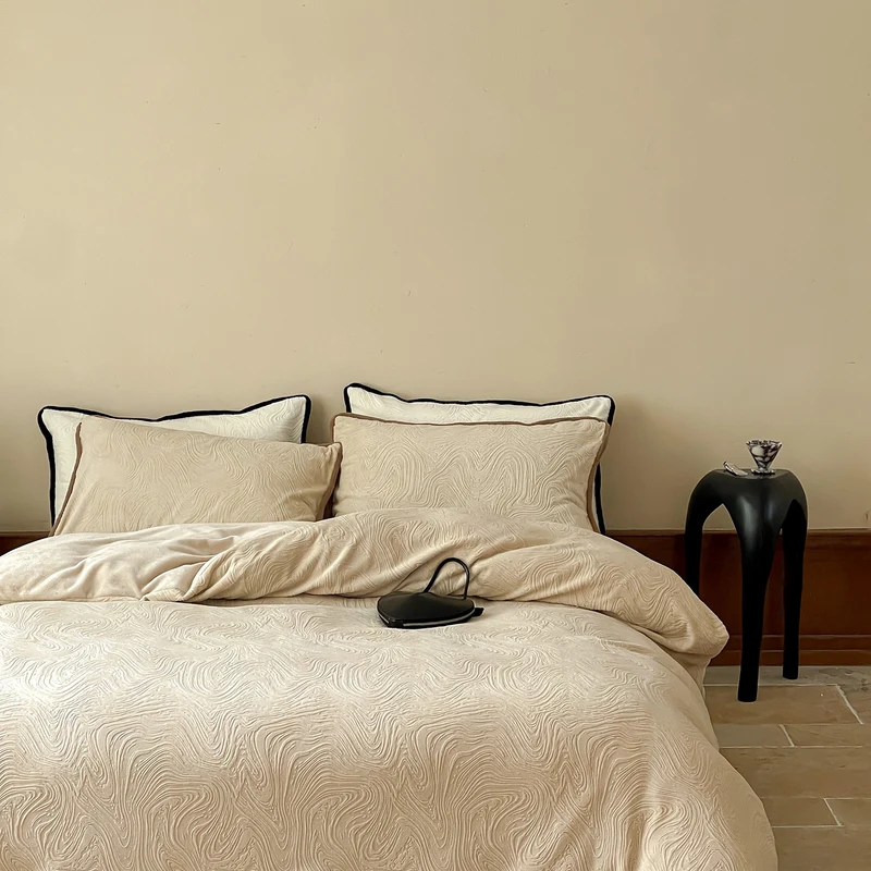 Wendbares Bettwäscheset aus feinem Baumwollsatin mit dezentem Reliefmuster und Kontrastpaspel
