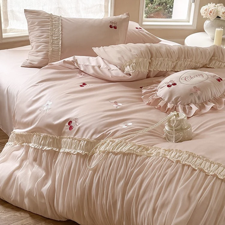 Luxuriöses Satin-Bettwäsche-Set mit gerafftem Volant, Kirschstickerei und Zierkissen