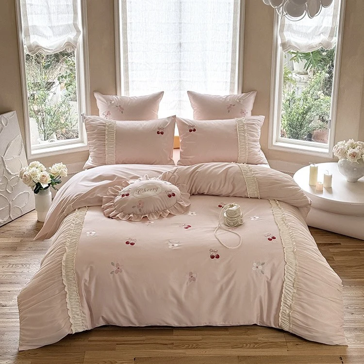 Luxuriöses Satin-Bettwäsche-Set mit gerafftem Volant, Kirschstickerei und Zierkissen