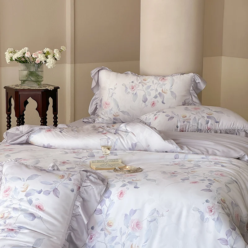 Luxuriöse Satin-Bettwäschegarnitur mit gerüschten Kissen und zartem Aquarell-Rosenprint