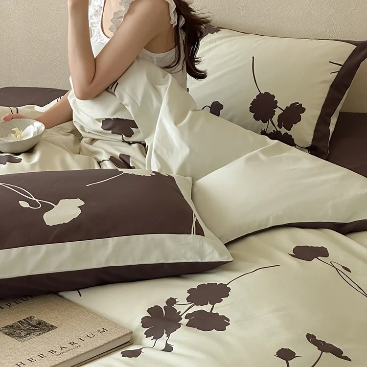 Wendbare Baumwollsatin-Bettwäschegarnitur mit floralem Silhouetten-Print und kontrastierender Kederkante
