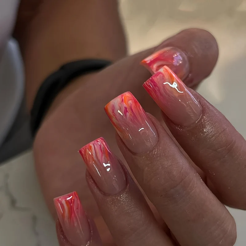 Künstlerisches Farbverlauf-Nageldesign