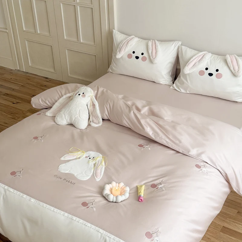 Kuschelige Satin-Bettwäsche mit 3D-Hasenapplikationen