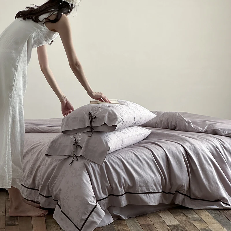 Jacquard-Satin Bettwäschegarnitur mit floraler Applikation und Zierschleife