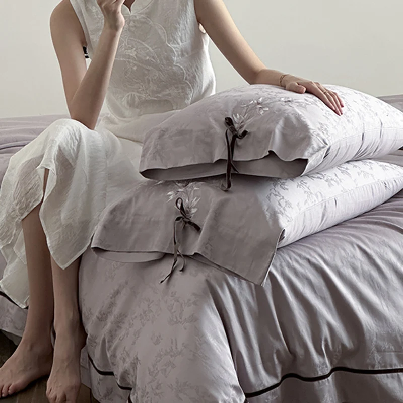 Jacquard-Satin Bettwäschegarnitur mit floraler Applikation und Zierschleife