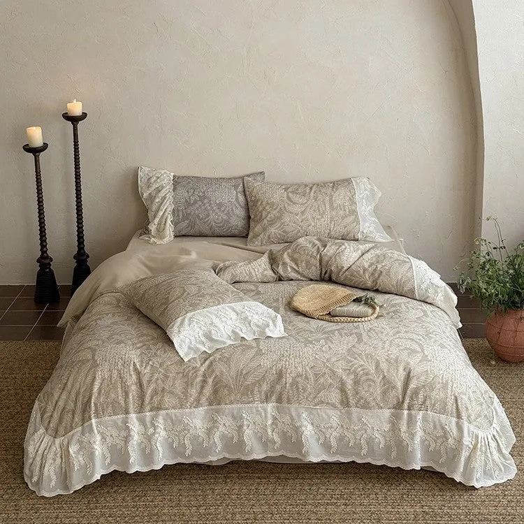 Steppbett-Set im botanischen Jacquard mit besticktem Spitzenvolant