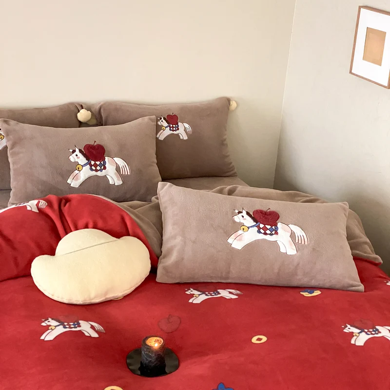 Kuscheliges Bettwäsche-Set aus Samt mit Pferde-Applikation
