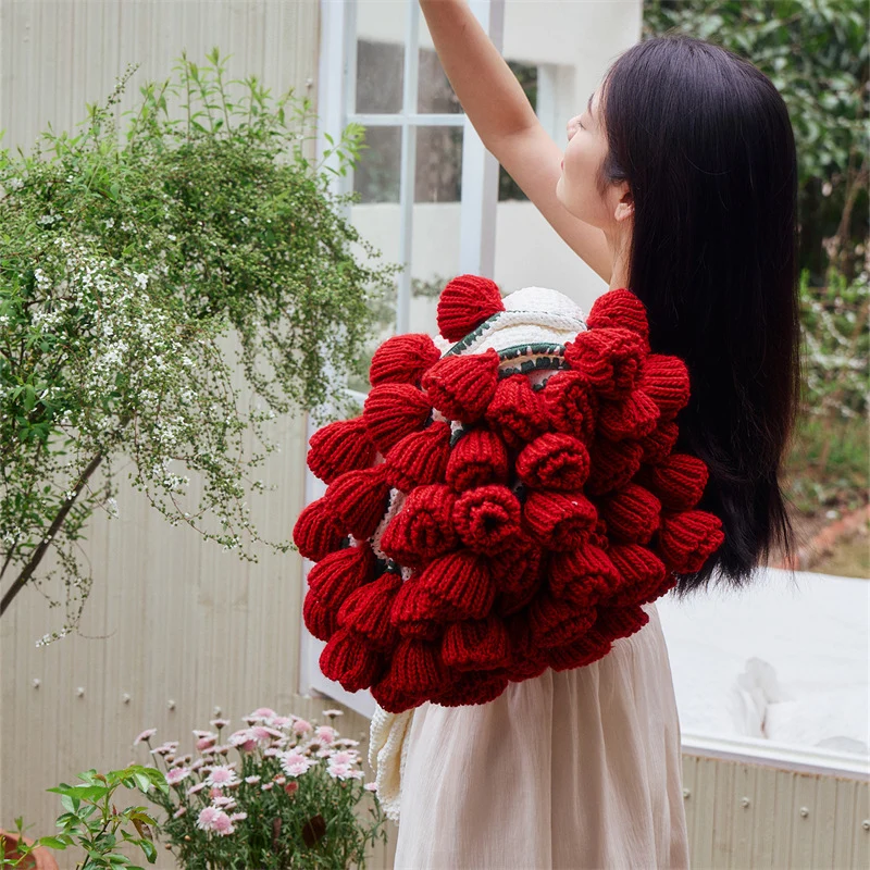 Gehäkelte Wohndecke mit 3D-Sonnenblumen‑Applikationen und grober Maschenstruktur