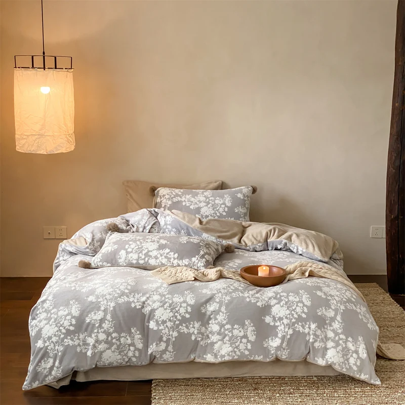 Kuschelige Bettwäschegarnitur aus Mikrofleece mit floraler Allover-Optik und Bommelbesatz