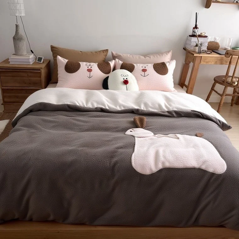 Kuscheldecke mit 3D-Küken-Applikation und niedlichen Plüsch-Füßchen