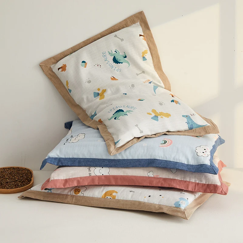 Gemütliches Bett mit farbenfrohem Regenbogenmotiv Skanto