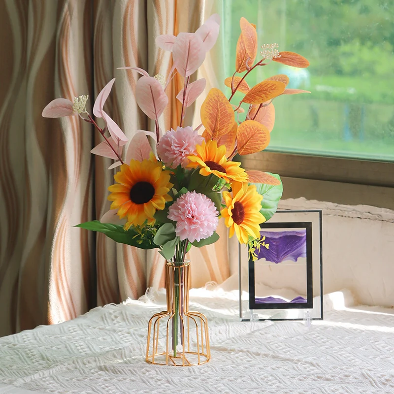 Lebensechte Blumenarrangement in eleganter Vase