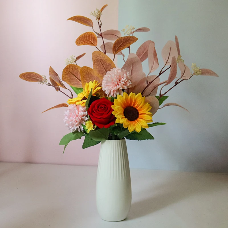 Lebensechte Blumenarrangement in eleganter Vase