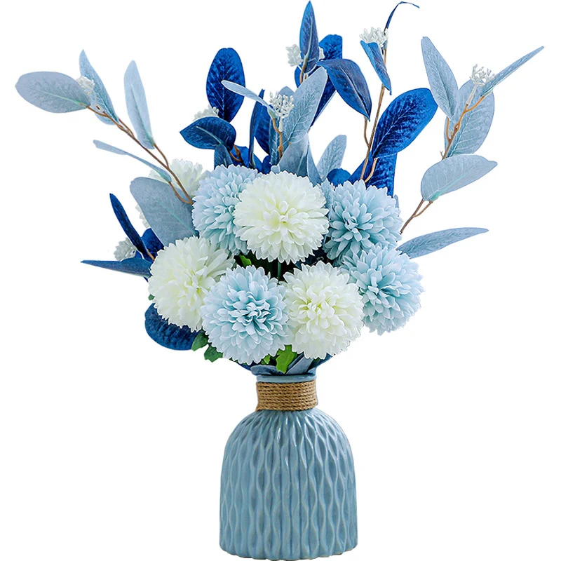 Lebensechte Blumenarrangement in dekorativer Vase