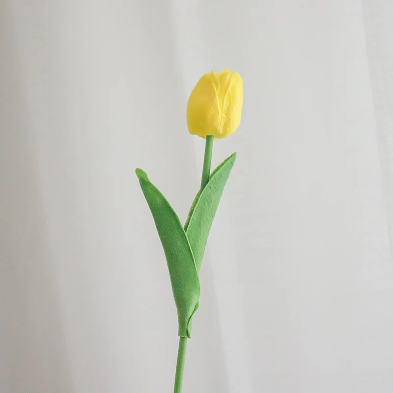 Lebensechte dekorative Tulpenstiel