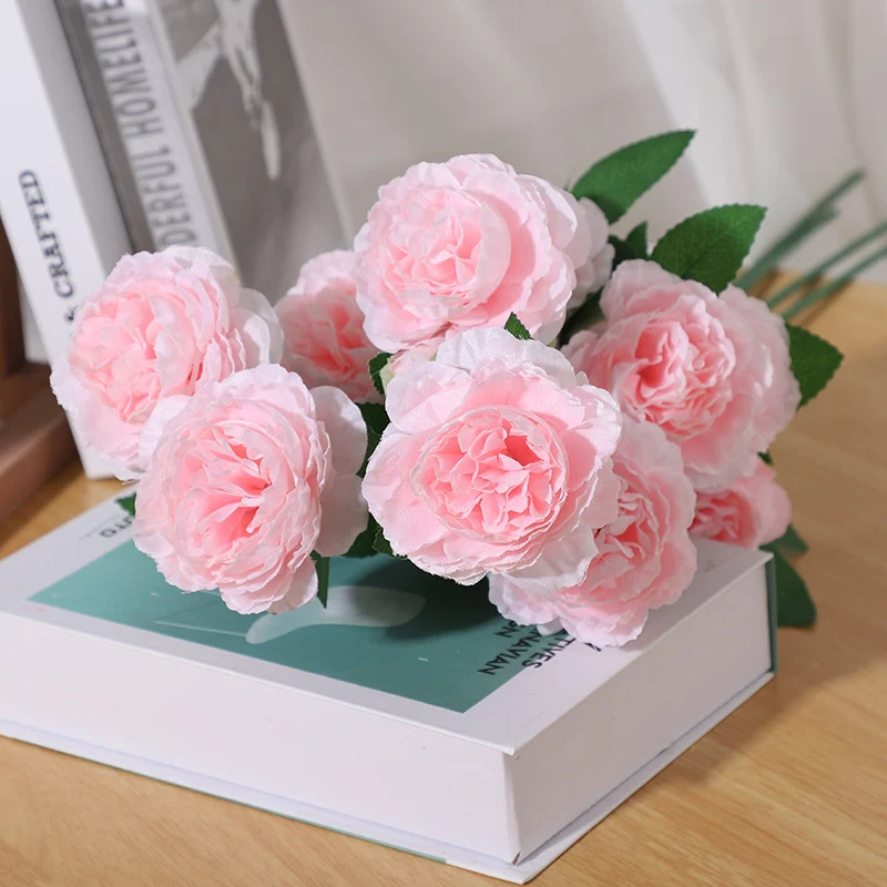Lebensechtes dekoratives Blumenarrangement