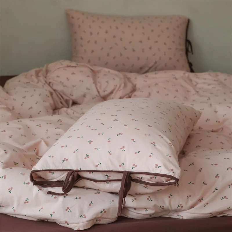 Bettwäsche-Garnitur aus Baumwoll-Satin mit kleinem Kirschdessin und Kissen-Bindebändern