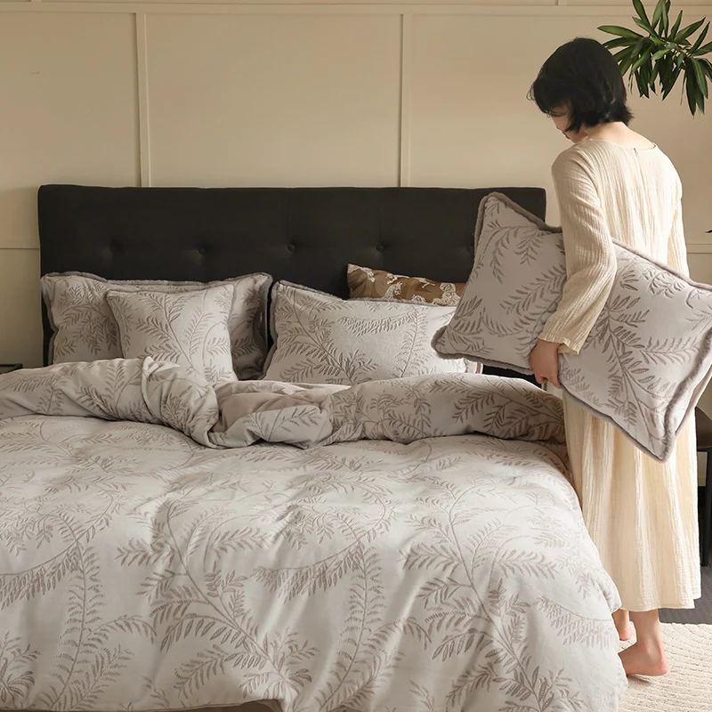 Jacquard-Bettwäschegarnitur im Blattrelief mit leichter Steppung und weichem Finish
