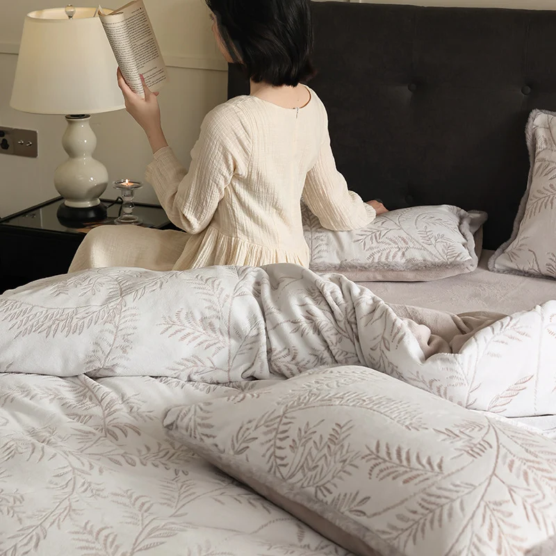 Jacquard-Bettwäschegarnitur im Blattrelief mit leichter Steppung und weichem Finish