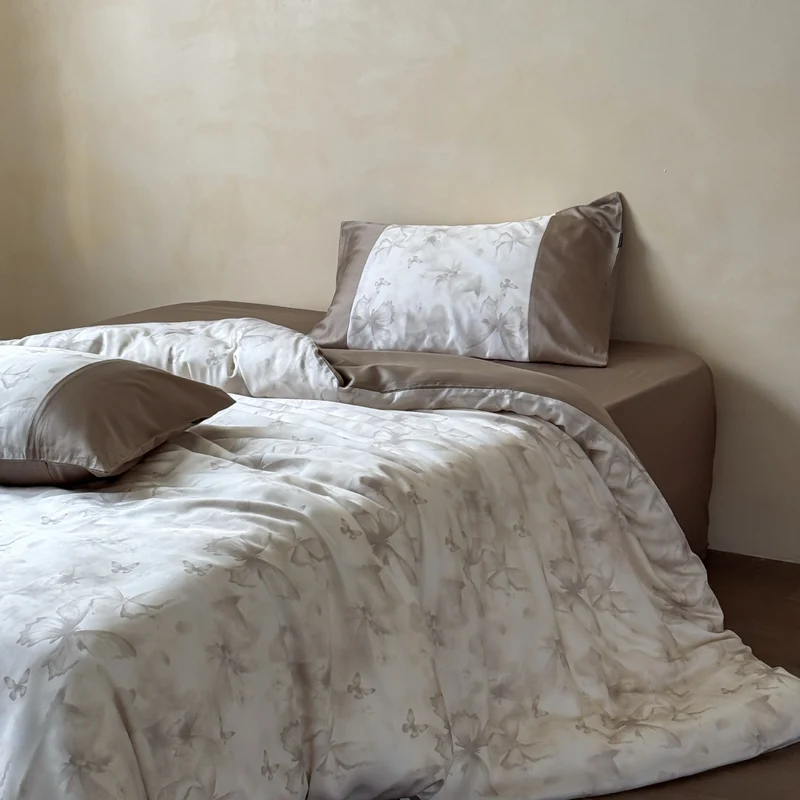 Bettbezug-Set aus Baumwollsatin mit eingewebtem Schmetterlings-Jacquard und Kontrastbordüre