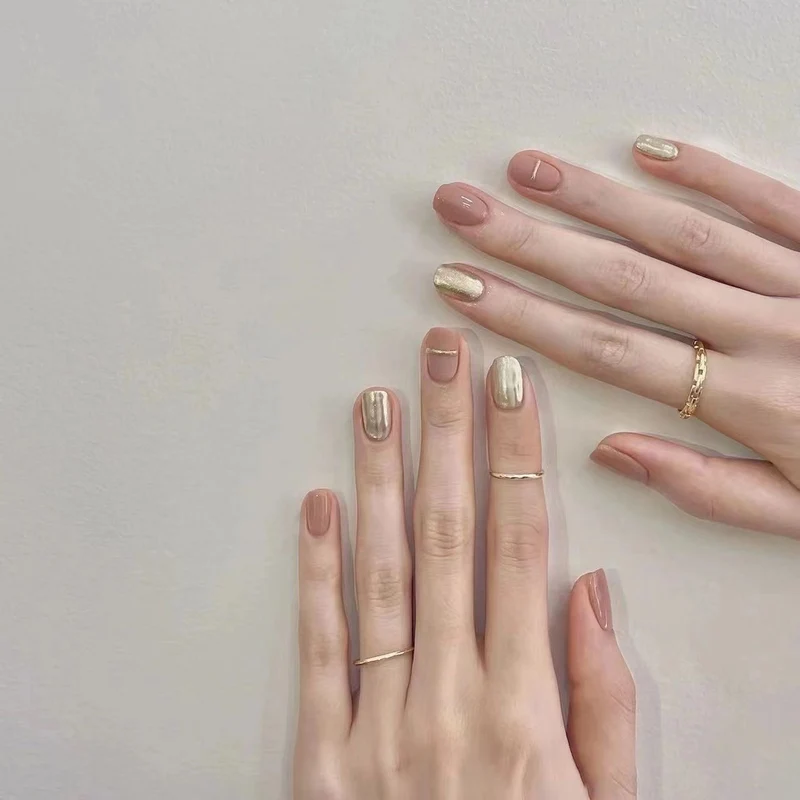 Elegantes Press-On-Nagelset mit metallischen Akzenten