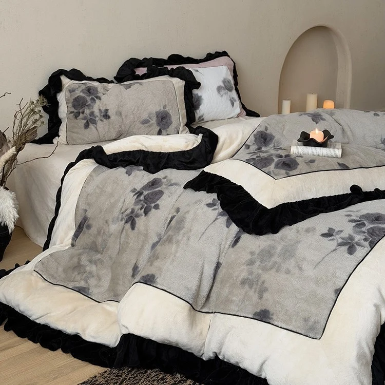 Mikrofleece-Bettwäschegarnitur mit floraler Samtoptik, Volantkissen und extraweicher Kuscheloberfläche