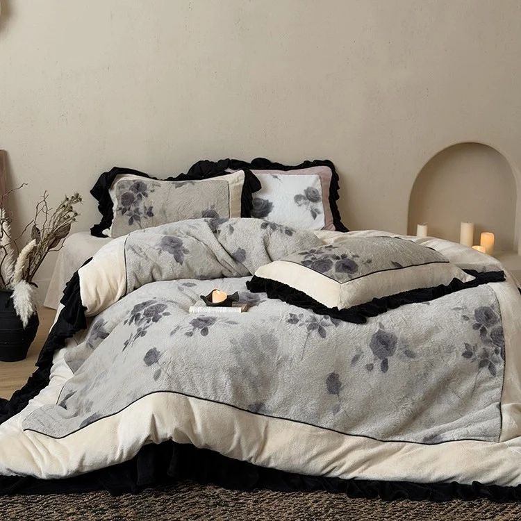Mikrofleece-Bettwäschegarnitur mit floraler Samtoptik, Volantkissen und extraweicher Kuscheloberfläche