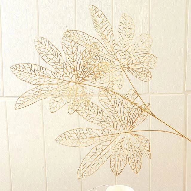 Dekoratives Goldenes Münz-Zweig Arrangement