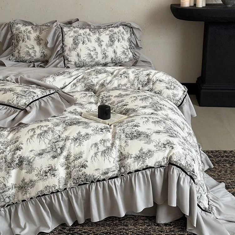 Bettwäschegarnitur im Toile-de-Jouy‑Stil mit gerafftem Volant und Zierkante
