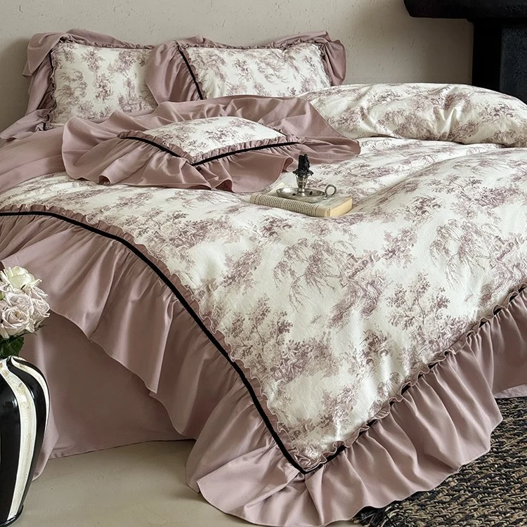 Bettwäschegarnitur im Toile-de-Jouy‑Stil mit gerafftem Volant und Zierkante