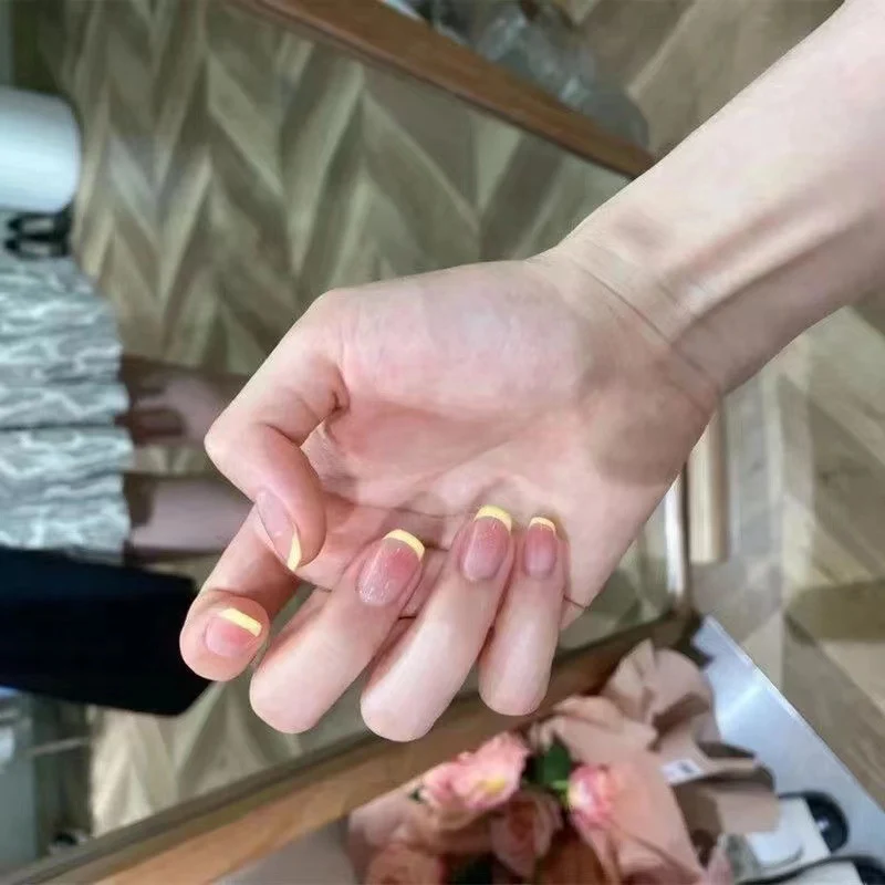 Elegante French Tip Press-On Nägel mit einzigartiger Oberfläche