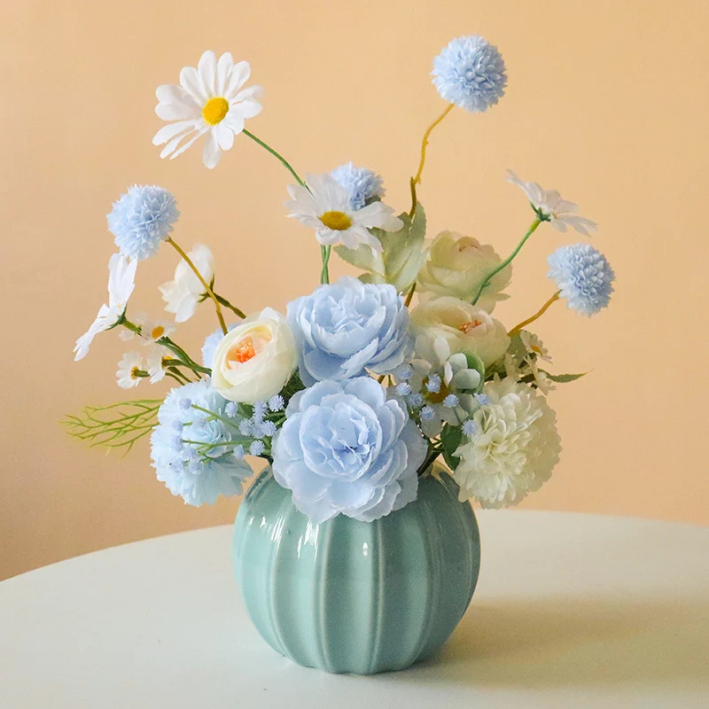 Dekorativer Blumengebinde mit keramischen Akzenten