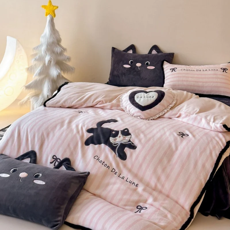Kuschelige Microfleece-Bettwäschegarnitur mit 3D-Katzenapplikation und Herz-Zierkissen