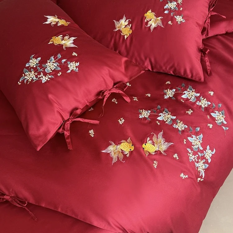 Luxuriöses Satin-Bettwäscheset mit aufwendiger floral-fischiger Stickerei