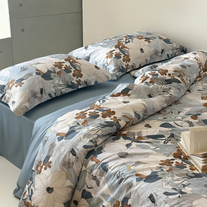 Baumwollsatin-Bettwäschegarnitur mit skizzenhaftem Blumenprint und Wende-Satin