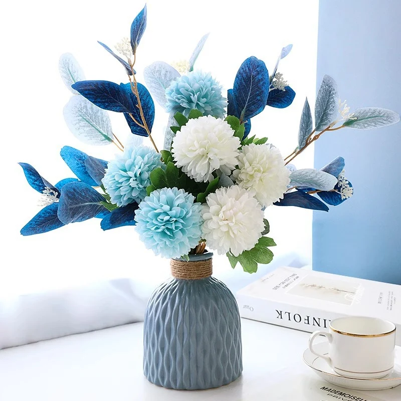 Dekorative Blumenarrangement mit stilvase