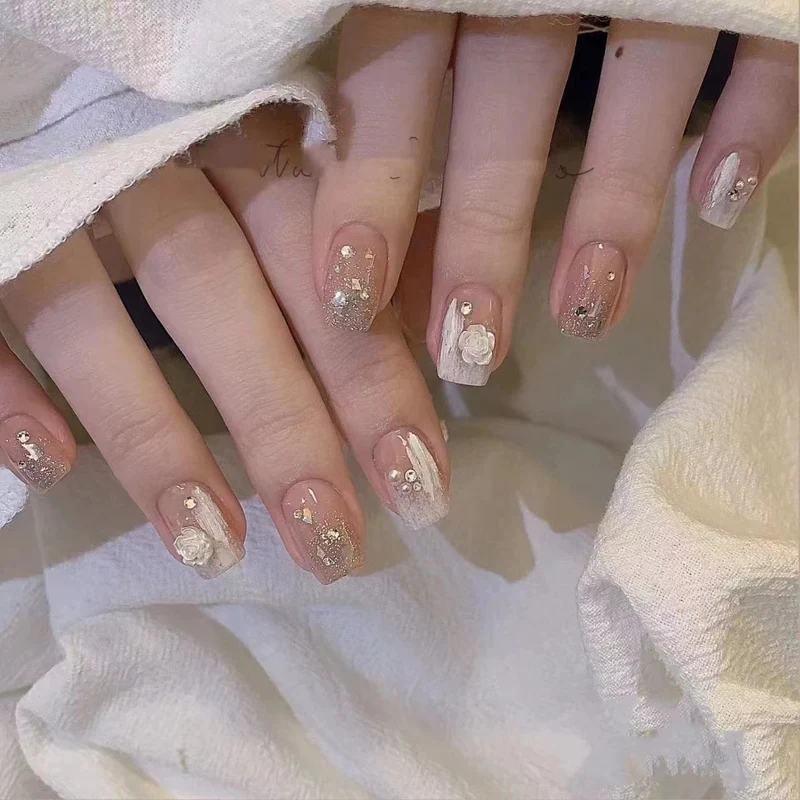 Elegante Floral Press-On Nagelkunst