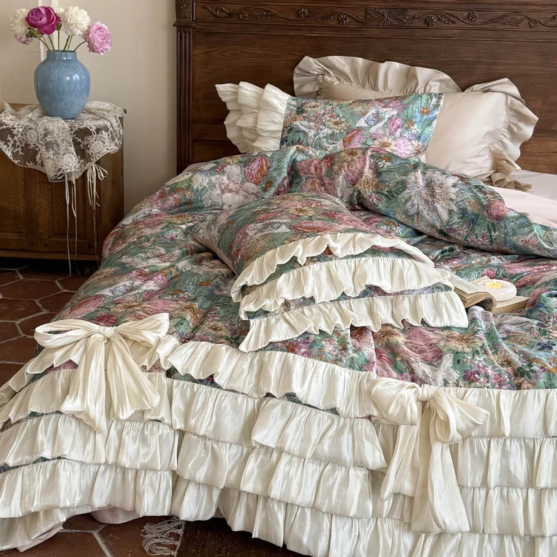 Luxuriöses Bettwäsche-Set mit Rüschen, Bettrock und floralem Print