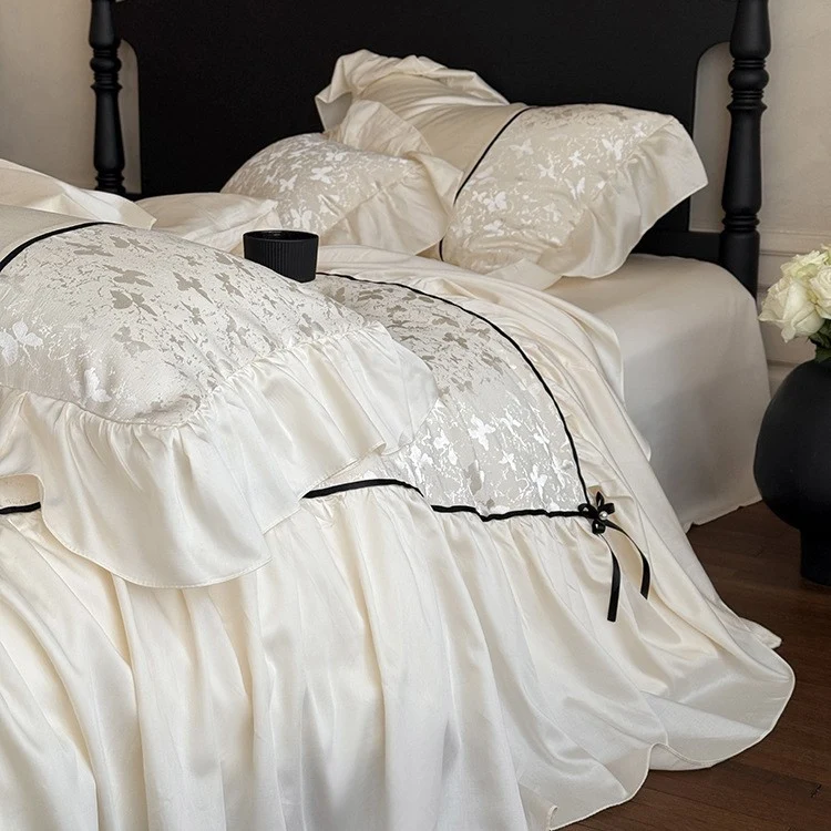 Romantische Bettgarnitur mit Volant, Jacquard-Relief und Zierband