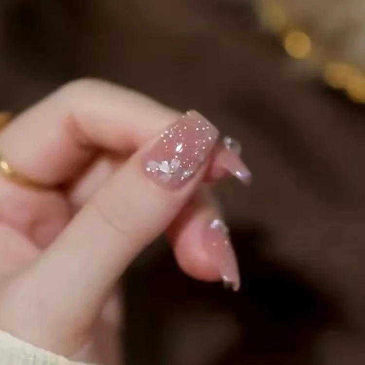 Elegante Kristall-akzentierte Press-On Nagelkunst