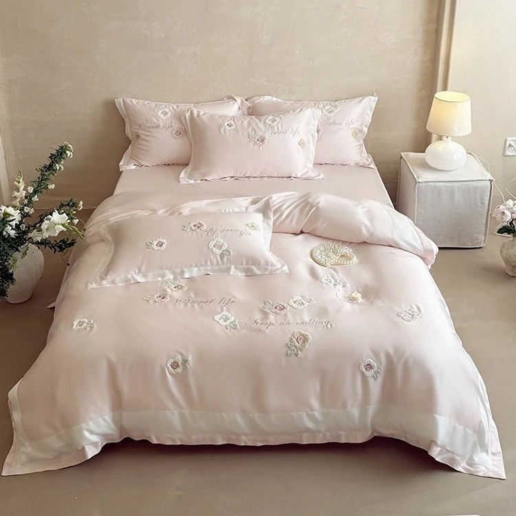 Luxuriöse Satinbettwäsche-Garnitur mit bestickten Rosenapplikationen und seidig glänzendem Finish