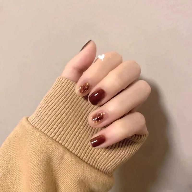 Künstlerisches Press-On-Nagelset mit goldenen Akzenten