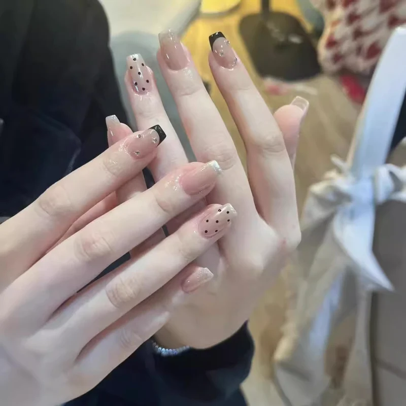 Künstlerisches Press-On-Nagelset mit Glitzerakzenten