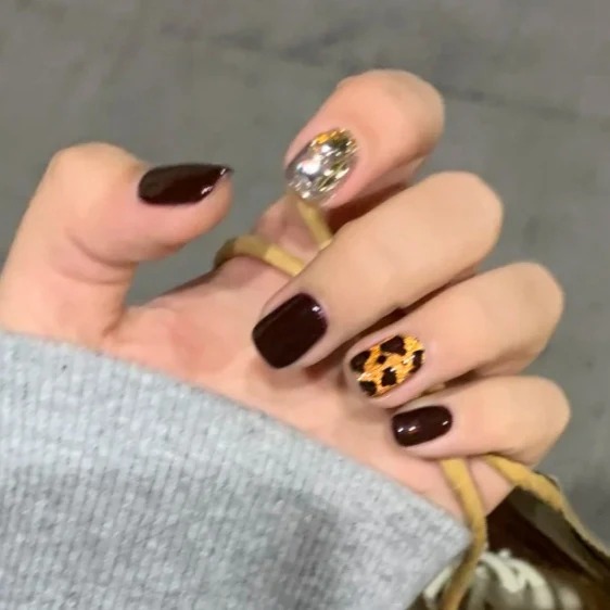 Künstlerisches Press-On-Nagelset mit dekorativen Elementen