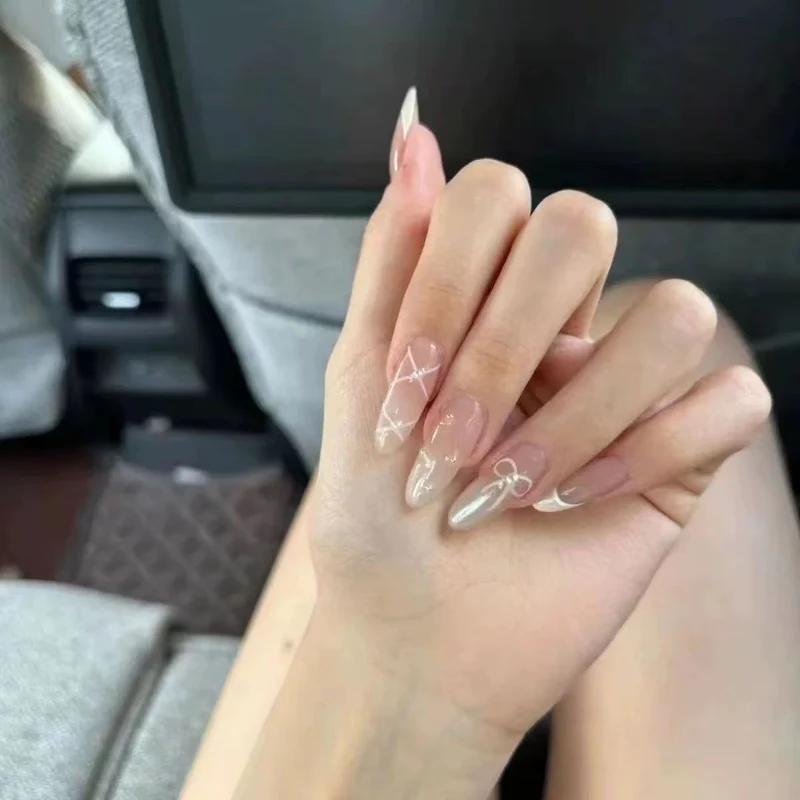 Künstlerisches Press-On-Nagelset mit Schleife und geometrischem Design