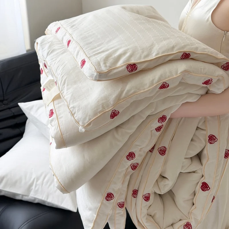 Steppbett aus Baumwollsatin mit gestickter Rosenborte